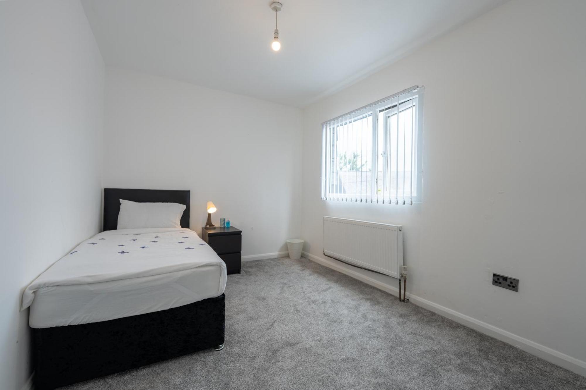 Spacious 5 Bedroom House Apartment *