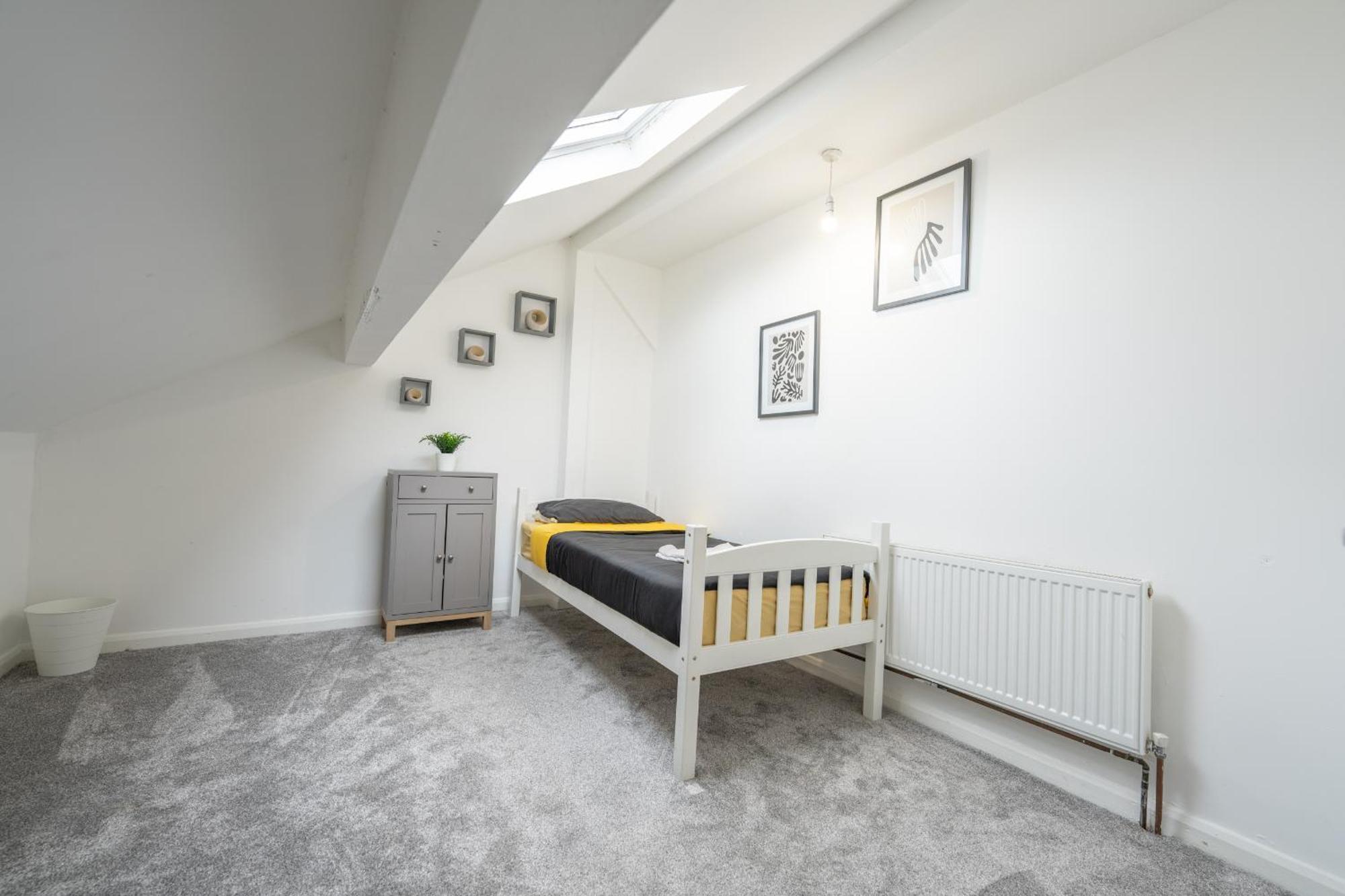 Spacious 5 Bedroom House Apartment Rochdale