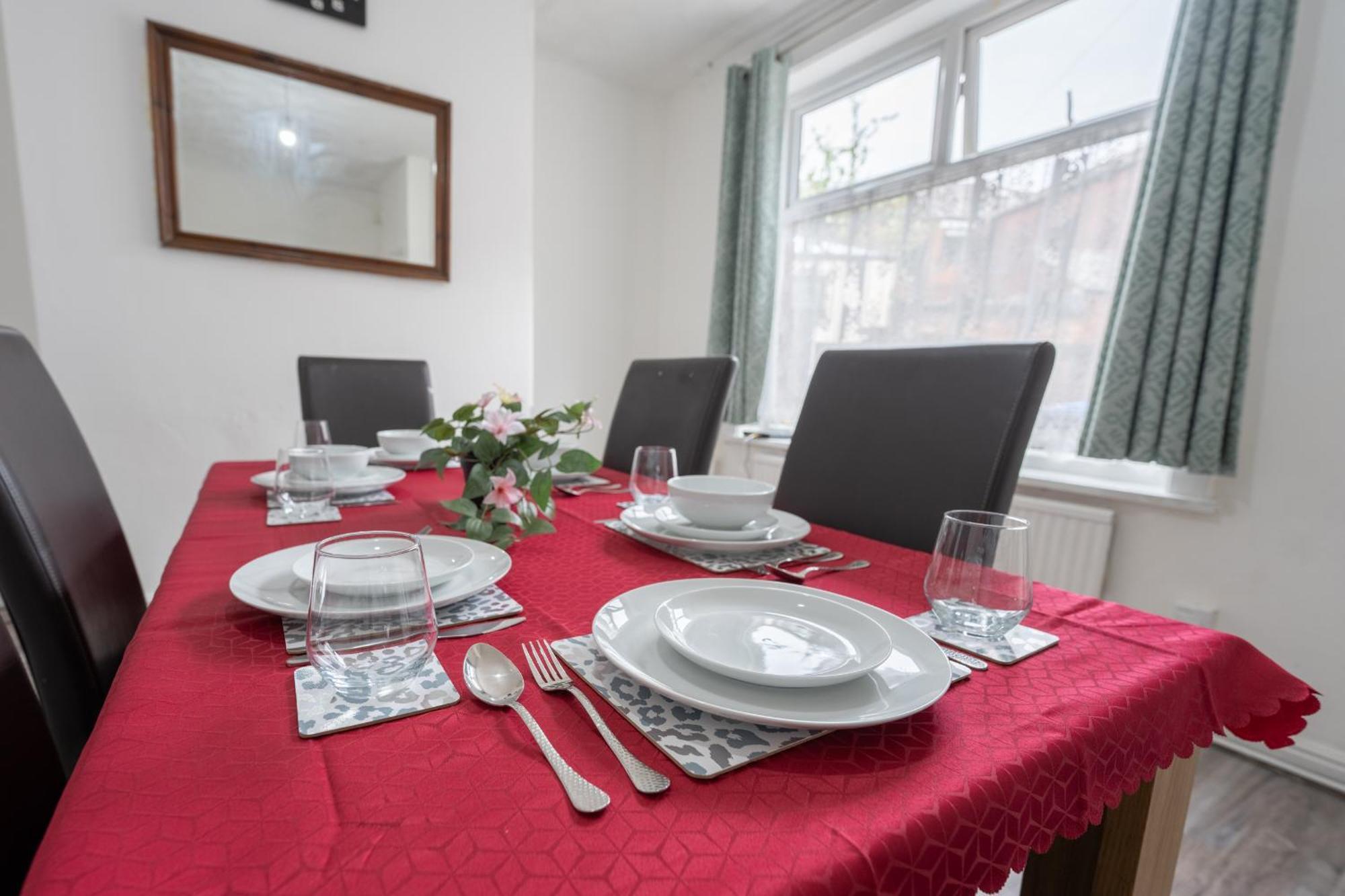 Spacious 5 Bedroom House Apartment Rochdale