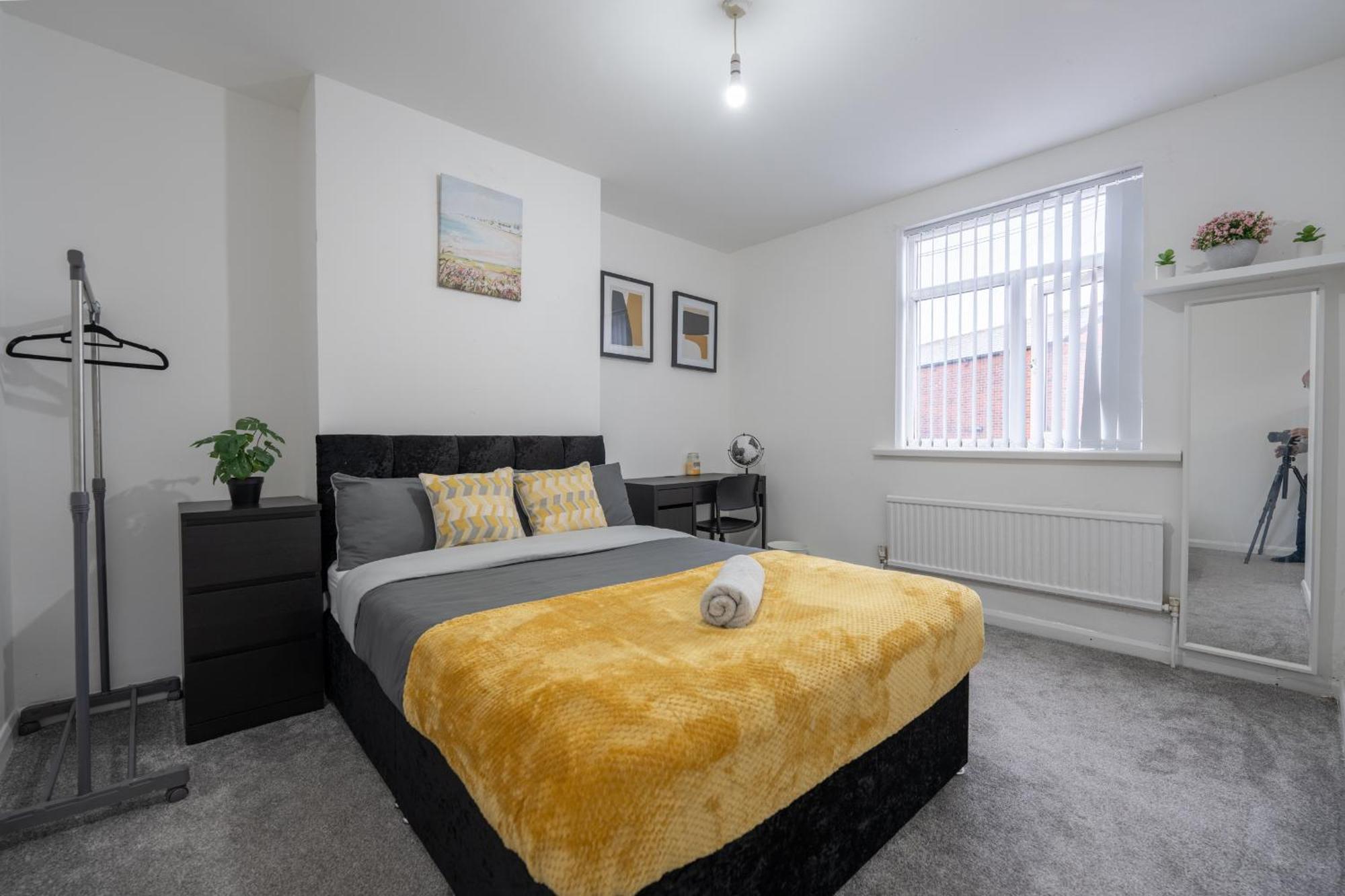 Spacious 5 Bedroom House Rochdale