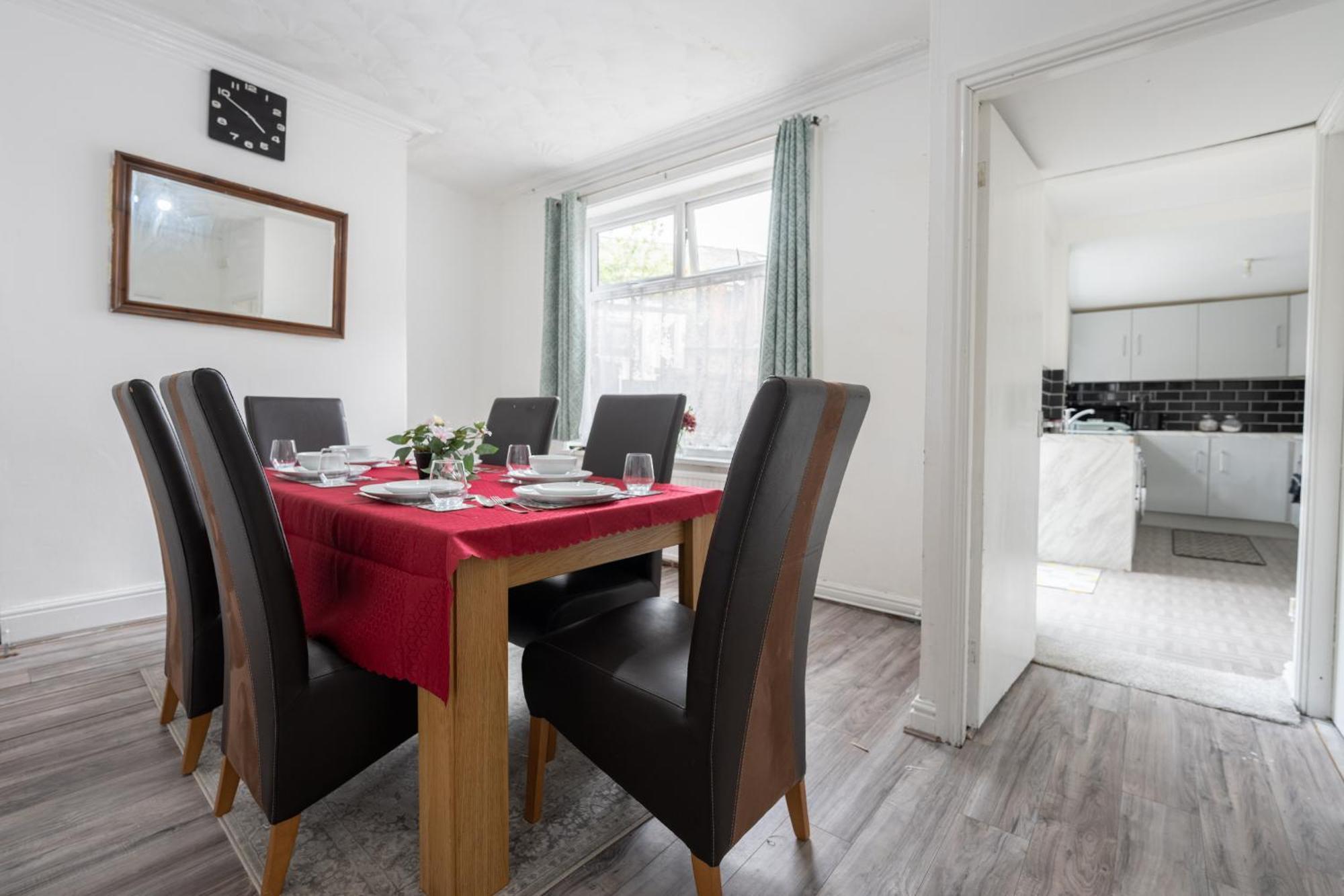 Spacious 5 Bedroom House Apartment Rochdale