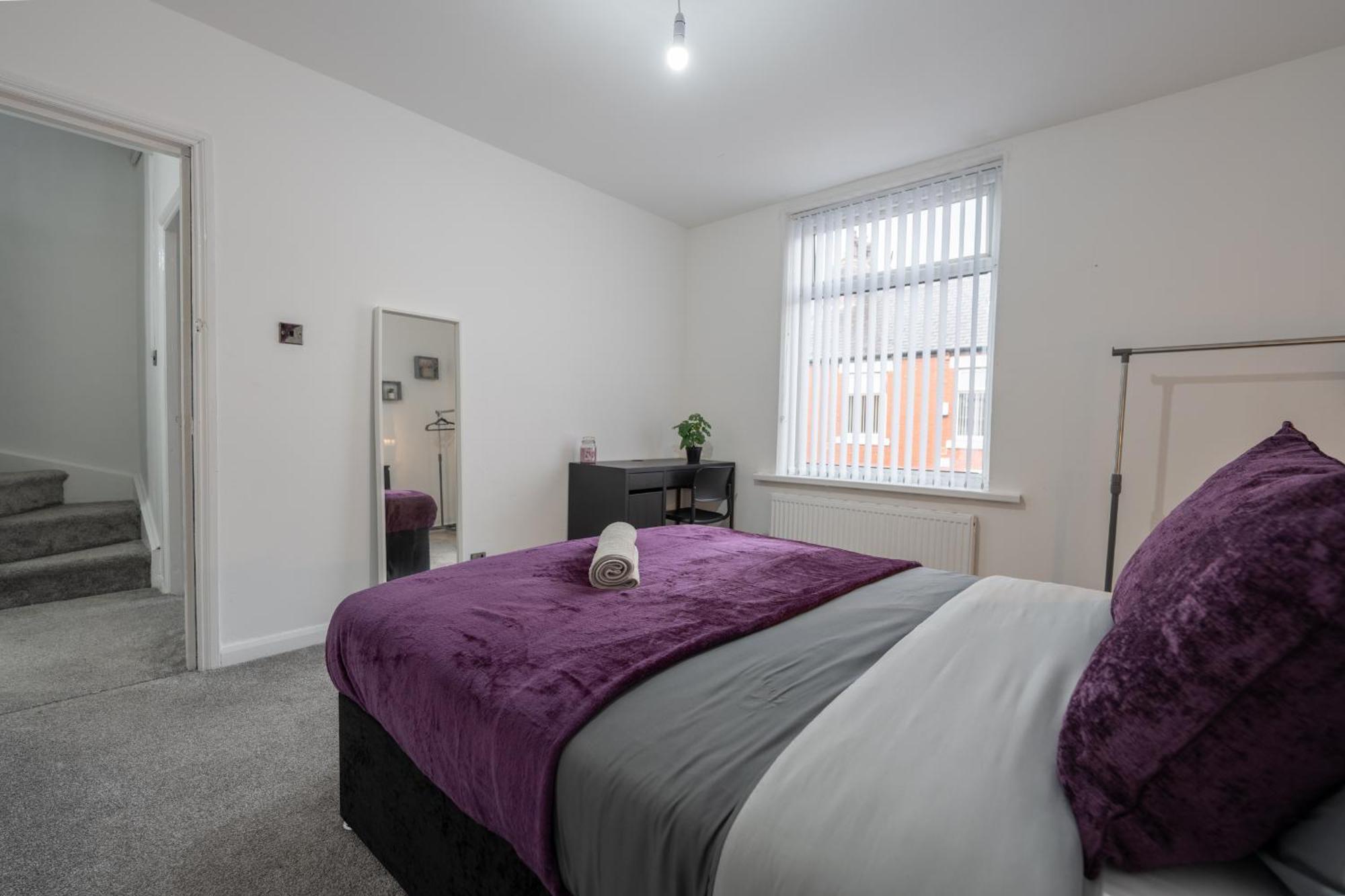 Spacious 5 Bedroom House * Rochdale