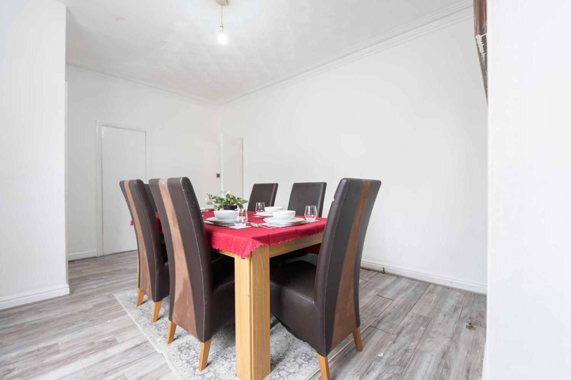 Spacious 5 Bedroom House Apartment