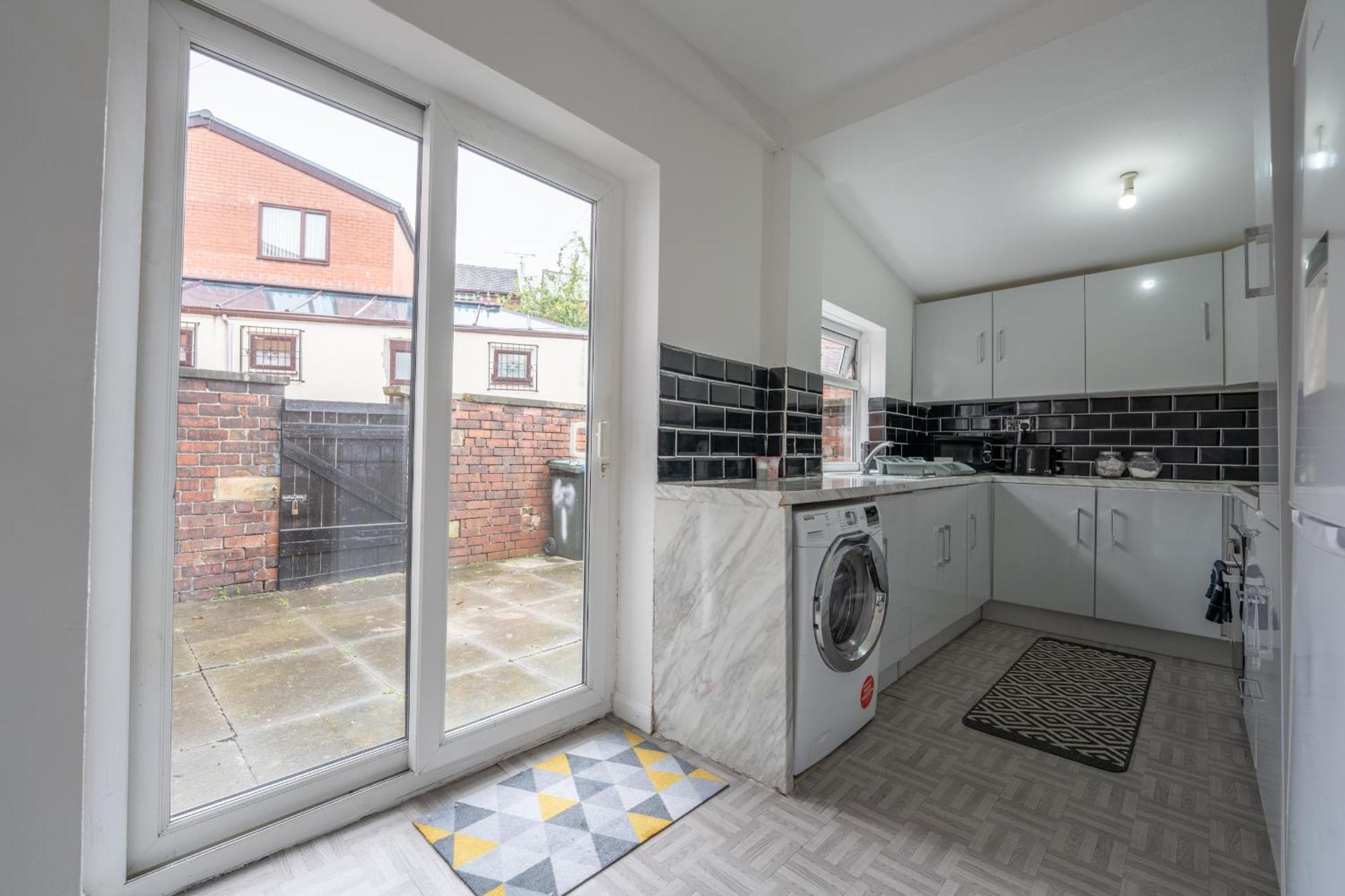Spacious 5 Bedroom House Rochdale