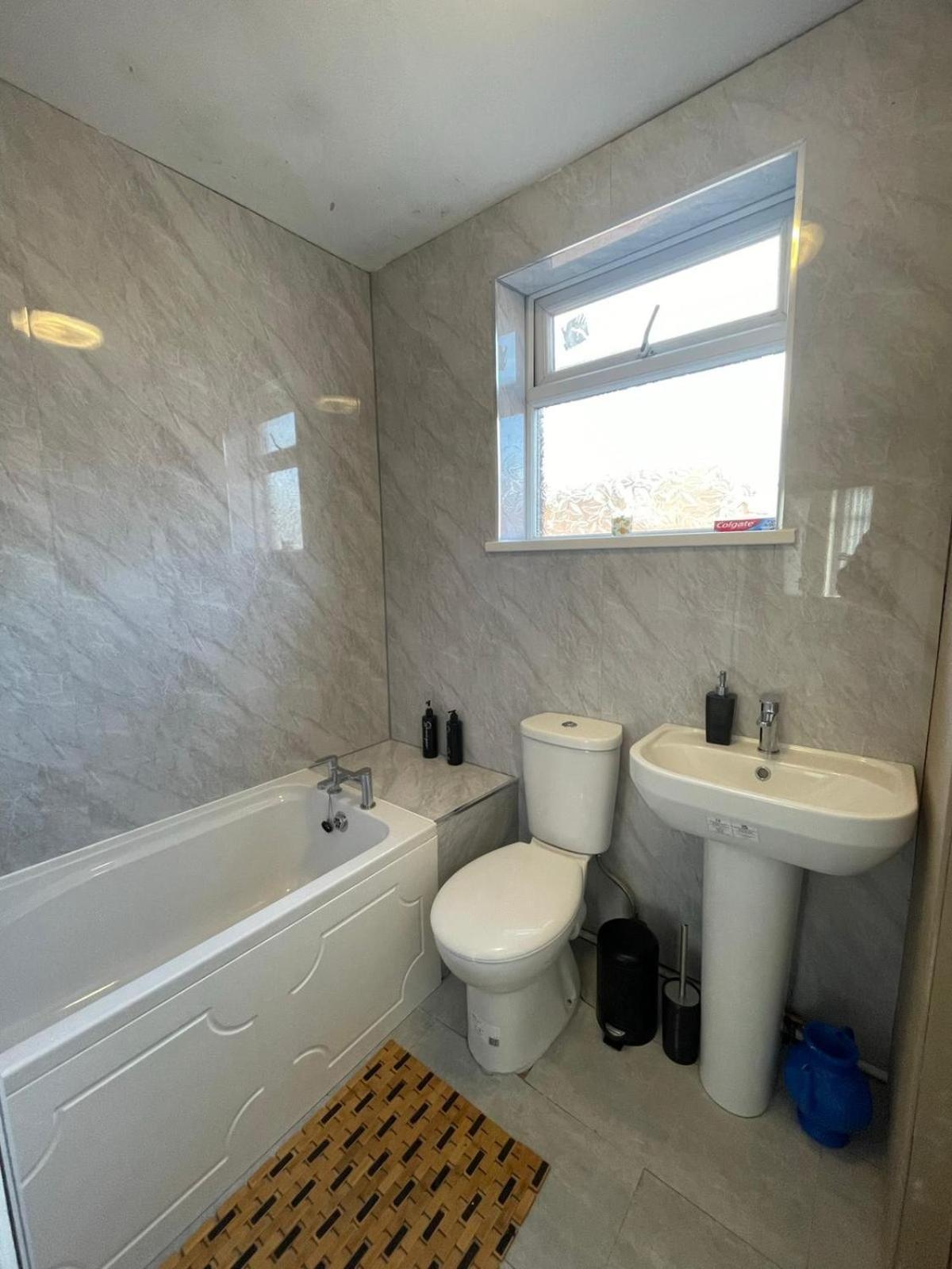 Spacious 5 Bedroom House Apartment Rochdale